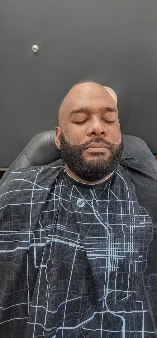 Client relaxed in the chair during a cut